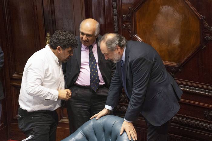 Oscar Andrade, Guillermo Domenech y Jorge Gandini, este miércoles, en la sesión del Senado. · Foto: Mariana Greif