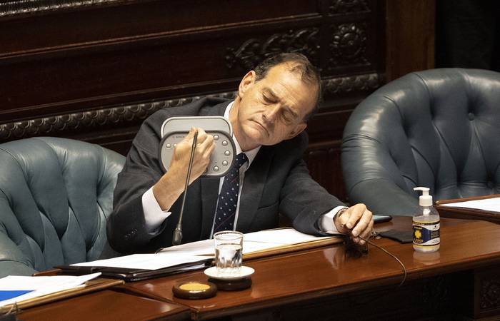 Guido Manini Ríos, ayer, durante la sesión del Senado. · Foto: Mariana Greif