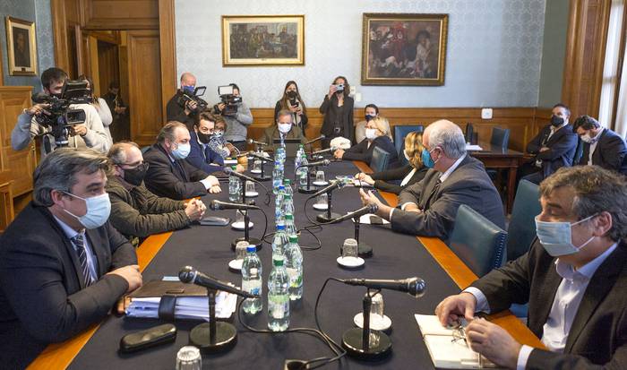 La bancada oficialista trata el desafuero de Guido Manini Ríos, ayer, en el Parlamento.  · Foto: .