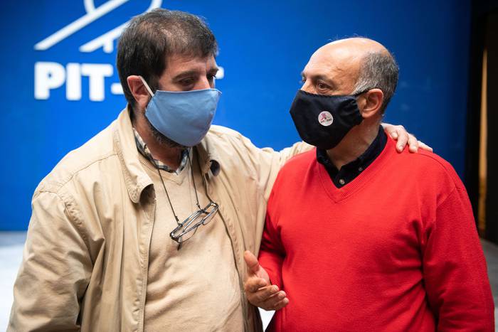 Fernando Pereira y Marcelo Abdala luego de la conferencia de prensa en el PIT-CNT. · Foto: Santiago Mazzarovich / adhocFOTOS