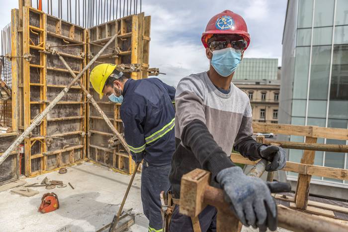 Trabajadores de la construcción en una obra de la calle Ciudadela. Archivo, abril 2020. · Foto: .