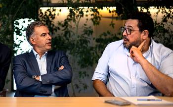 Yamandú Orsi y Alejandro Sánchez, el 21 de enero, en el edificio Plaza Alemania. · Foto: Mara Quintero