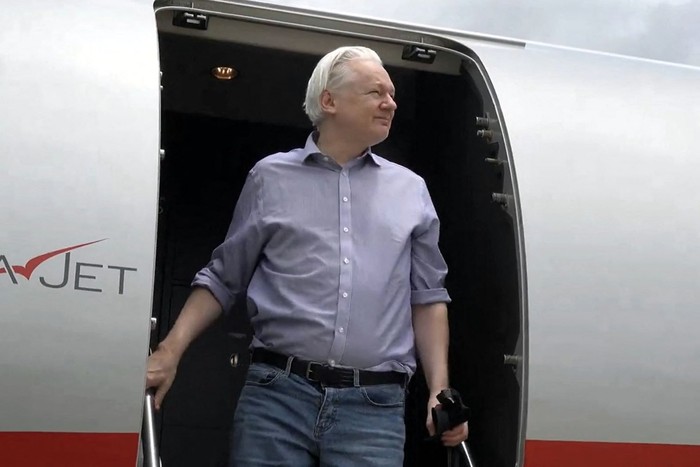 Julian Assange, el 25 de junio, al llegar a Bangkok para hacer una escala en el Aeropuerto Internacional Don Mueang. Foto: captura de pantalla de Wikileaks x, AFP.