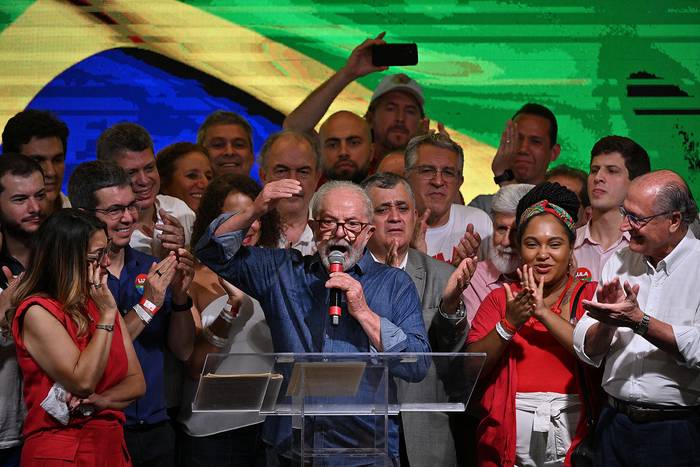 El presidente electo Luiz Inácio Lula da Silva,  después de ganar la segunda vuelta de las elecciones presidenciales, este domingo, en San Pablo, Brasil. · Foto: Nelson Almeida, AFP