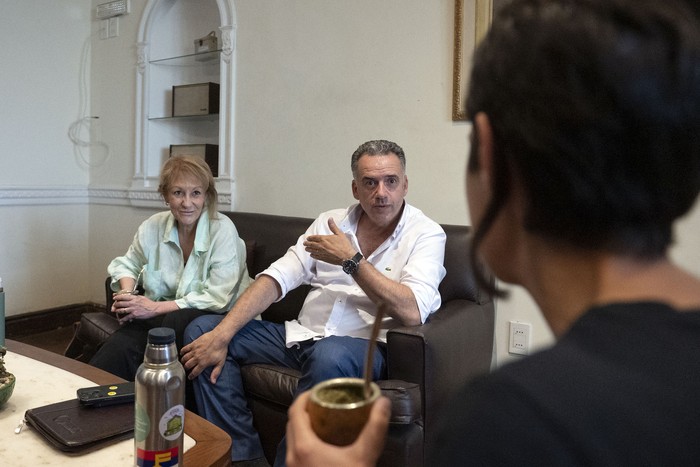 Carolina Cosse, Yamandú Orsi y Verónica Piñairo, este lunes, en la Huella de Seregni. · Foto: Alessandro Maradei