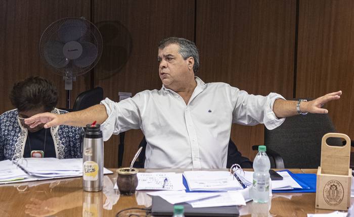 Rodrigo Blás en una reunión de senadores de la coalición, el 21 de setiembre. · Foto: Ernesto Ryan