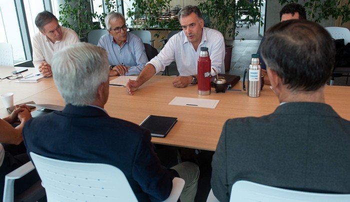 Martín Vallcorba, Juan Castillo y Yamandú Orsi, reunidos con la Confederación de Cámaras Empresariales del Uruguay, ayer, en Torre Alemania. · Foto: Gianni Schiaffarino