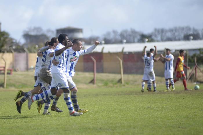 Los jugadores de Cerro Largo, tras el segundo gol de su equipo ante Villa Española.  · Foto: Andrés Cuenca