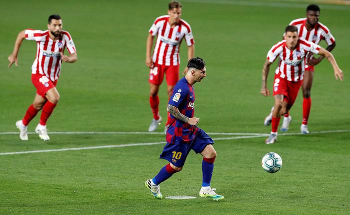Lionel Messi convierte de penal el segundo gol de Barcelona al Atlético de Madrid, este martes, en el Camp Nou, en Barcelona. 
 · Foto: Alberto Estévez, EFE