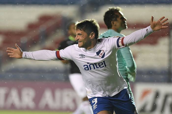 Gonzalo Bergessio festeja el primer gol de Nacional a Alianza Lima de Perú, en el Gran Parque Central. · Foto: Sandro Pereyra, pool, AFP