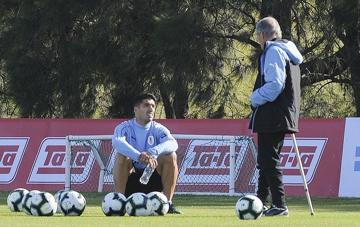 Luis Suárez y Óscar Washington Tabárez, durante entrenamiento en el Complejo Celeste (archivo, junio de 2019). · Foto: Federico Gutiérrez