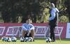 Luis Suárez y Óscar Washington Tabárez, durante entrenamiento en el Complejo Celeste (archivo, junio de 2019). · Foto: Federico Gutiérrez Luis Suárez y Óscar Washington Tabárez, durante entrenamiento en el Complejo Celeste (archivo, junio de 2019). · Foto: Federico Gutiérrez