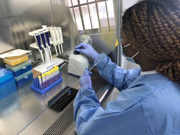Equipo de ayuda en lucha contra la covid-19 en laboratorio nacional de referencia del Ministerio de Salud en Bahamas (archivo, marzo de 2021).