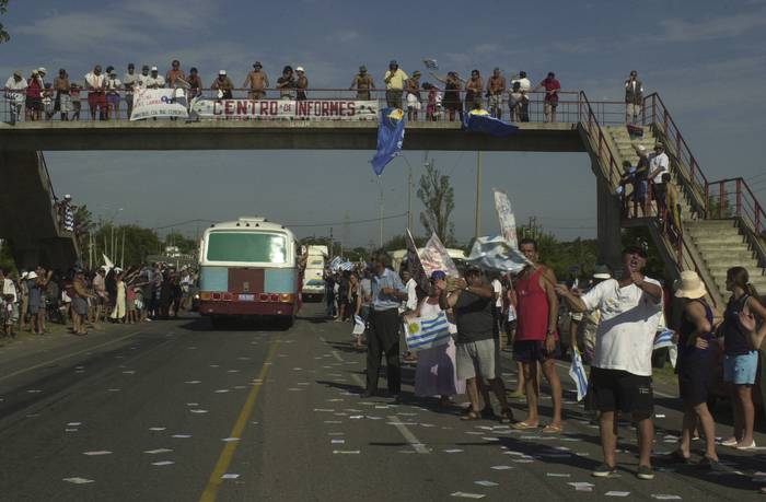 Marcha a Punta del Este, el 24 de enero de 2002. · Foto: Sandro Pereyra