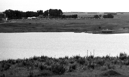 Estancia Ana Paula, propiedad del empresario brasileño, Ernesto Correa, sobre la ruta 14, próximo a Lascano en el departamento de Rocha. (archivo, octubre de 2004) · Foto: Sandro Pereyra Estancia Ana Paula, propiedad del empresario brasileño, Ernesto Correa, sobre la ruta 14, próximo a Lascano en el departamento de Rocha. (archivo, octubre de 2004) · Foto: Sandro Pereyra