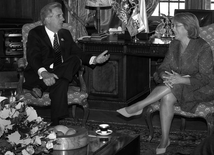 Tabaré Vázquez y Michelle Bachelet. (archivo, marzo de 2006) · Foto: Presidencia, s/d de autor
