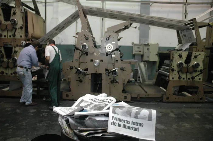 Impresión del primer número de La Diaria, en la madrugada del 20 de marzo de 2006. · Foto: Ricardo Antúnez