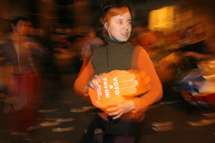 Marcha de la Diversidad, desde la puerta de la Ciudadela hasta la plaza Cagancha, donde se realizó lectura de una proclama y un espectáculo artístico, el 29 de setiembre de 2006. · Foto: Sandro Pereyra