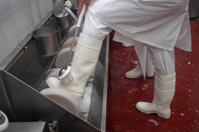 Trabajo dentro de un frigorífico de carne en Uruguay (archivo, febrero de 2007). · Foto: Pablo La Rosa, adhocFOTOS