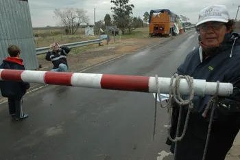Corte de la ruta argentina 136 que une Gualeguaychú con el puente internacional Libertador General San Martín por parte de la Asamblea Ambiental de Gualeguaychú en protesta por la construcción de la fábrica de pasta de celulosa Botnia en Fray Bentos, el 24 de julio de 2007. · Foto: Sandro Pereyra
