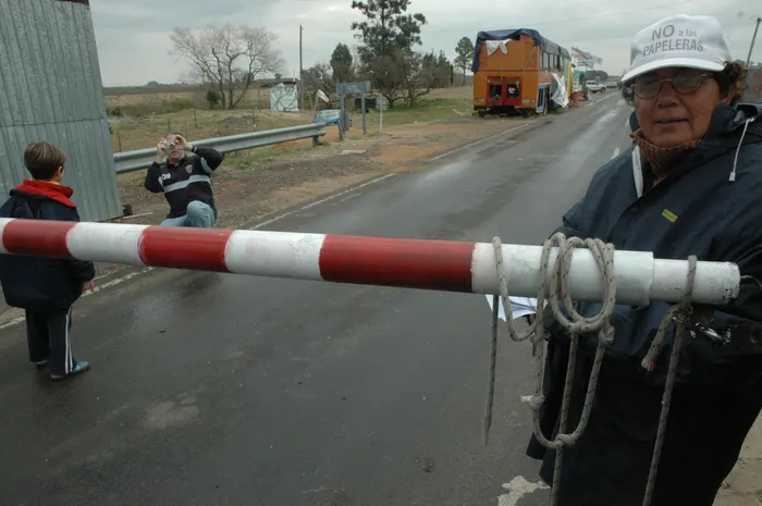 Corte de la ruta nacional argentina que une Gualeguaychu, con el puente internacional que la une a Fray Bentos. Los asambleístas cortan la ruta en protesta por la construcción de la fábrica de pasta de celulosa de Botnia en Fray Bentos, el 24 de julio de 2007. · Foto: Sandro Pereyra