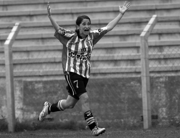 Juliana Castro durante una de las finales del campeonato uruguayo de femifútbol ante Rampla Juniors. (archivo, diciembre de 2007) · Foto: Fernando Morán