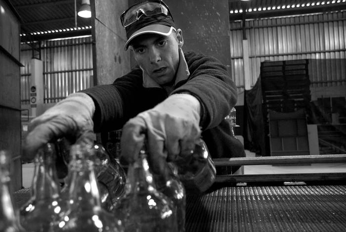 Trabajador en la planta de Envidrio. (archivo, agosto de 2008) · Foto: Javier Calvelo
