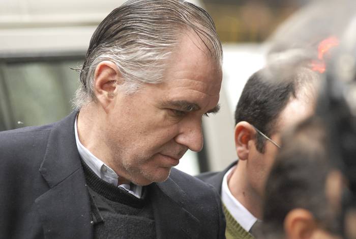 Juan Peirano Basso es conducido a la sede penal de la calle Misiones para declarar ante la jueza Graciela Gatti, el 11 de setiembre de 2008. · Foto: Fernando Morán