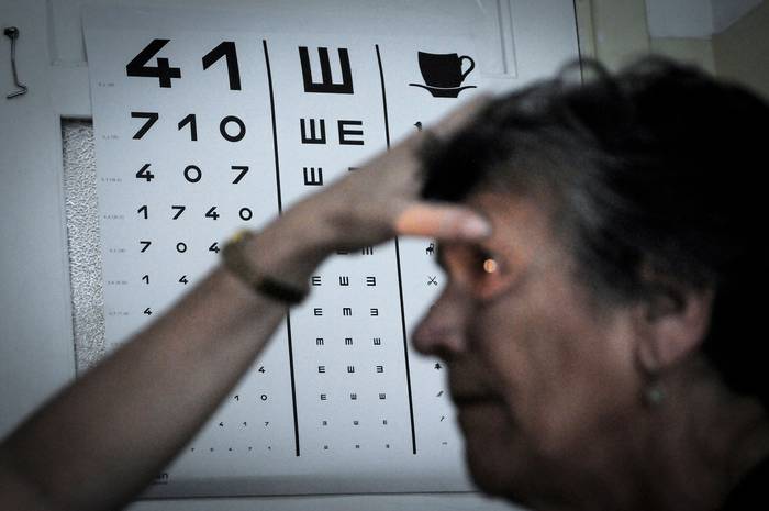 Pesquisa oftalmológica externa (archivo, diciembre de 2008). · Foto: Javier Calvelo, adhocFOTOS