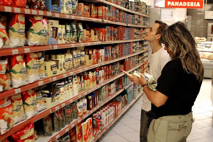 Supermercado céntrico en Montevideo. · Foto: Javier Calvelo, adhocFOTOS