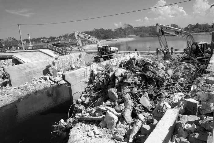 Obras en el puente sobre el arroyo Carrasco, en la rambla, límite entre Montevideo y Canelones. (archivo, marzo de 2009) · Foto: Pablo Nogueira