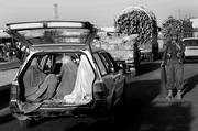 Policías afganos controlan vehículos en la calles de Kandajar