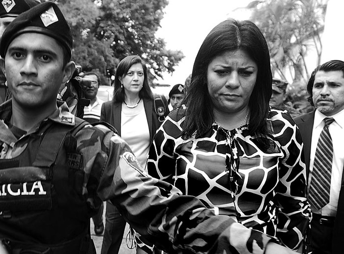 La presidenta de la Comisión Internacional de Derechos Humanos Luz Patricia Mejía, sale de la reunión que sostuvo con las Fuerzas Armadas, ayer, en Tegucigalpa · Foto: EFE, Gustavo Amador