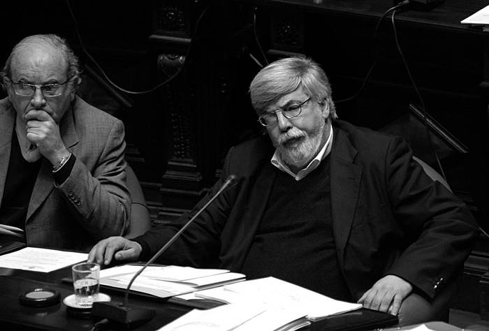 Eduardo Muguruza y Eduardo Bonomi durante la sesión de ayer del senado · Foto: Pablo Nogueira