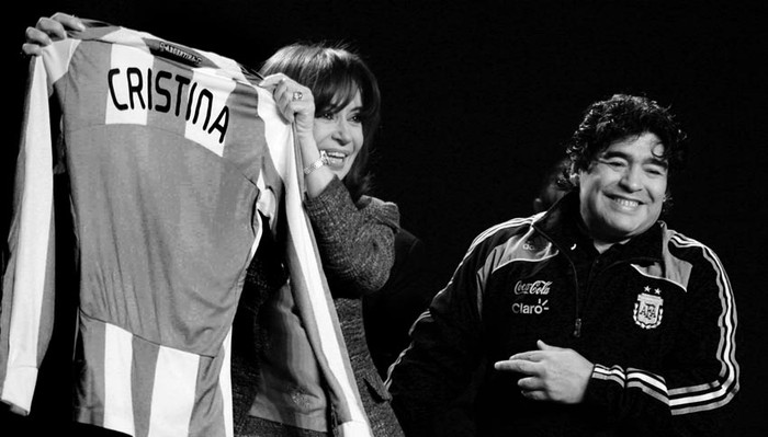 Cristina Fernández muestra la camiseta de Argentina que le obsequió Diego Maradona. · Foto: EFE, Leo La Valle