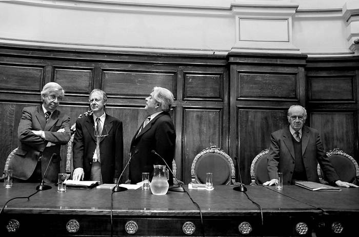 Danilo Astori, César Basso, Luis Alberto Lacalle y Helios Sarthou antes del comienzo del debate sobre la Universidad, ayer en el Paraninfo · Foto: Javier Calvelo