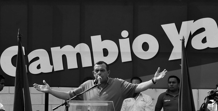 El candidato presidencial del partido Nacional de Honduras, Porfirio Lobo Sosa, pronuncia su discurso de apertura de campaña · Foto: EFE, Gustavo Amador