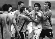  Los jugadores de la selección de Uruguay pelean con sus rivales de Perú.