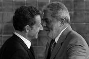 El presidente brasileño, Luiz Inácio Lula da Silva (d), y su homólogo de Francia, Nicolás Sarkozy (i), se abrazan durante una rueda de prensa.