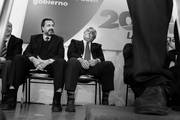 Jorge Gandini y Luis Alberto Lacalle escuchan a Jorge Larrañaga, ayer, en el lanzamiento de la lista 2004 del Partido Nacional. 
