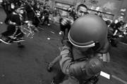 Manifestantes se enfrentan con la policía durante una protesta en conmemoración del 36 aniversario del golpe militar de Augusto Pinochet, en Santiago de Chile 