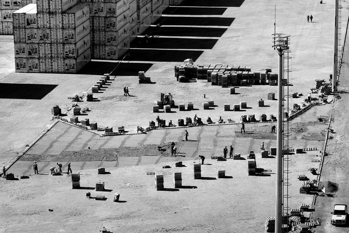 Economía es la sección difícil de fotografiar. Política y Deporte dominan la agenda con eventos concretos. Cultura y Sociedad ofrecen variadas oportunidades. Pero Economía, sus informes: el ajuste a la baja de las proyecciones, la expectativa de los mercados, el nuevo régimen basado en el manejo de los agregados monetarios, ¿cómo fotografiarlos de un día para el otro? ¿Y el rango-meta, la banda de flotación, la tasa de referencia, el espacio fiscal? Uruguay atraviesa la crisis sin dejar de crecer, con tasas de desempleo que son mínimos históricos. Quizás la expansión del puerto de Montevideo pueda representar algo de lo que ocurrió. (ARCHIVO, OCTUBRE DE 2009) · Foto: Ricardo Antúnez