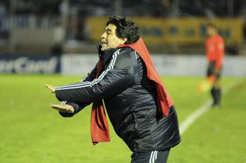 Diego Armando Maradona, dirigiendo Argentina, en el estadio Centenario. (archivo, octubre de 2009) · Foto: Sandro Pereyra