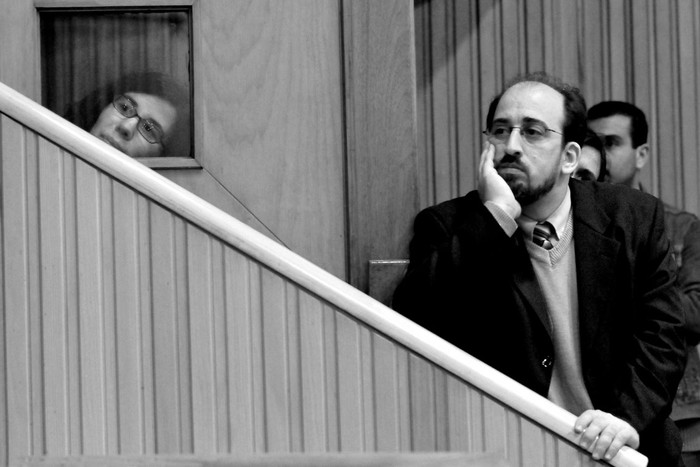 Asistentes en la puerta del Aula Magna de la Facultad de Ciencias Económicas durante la mesa redonda del lunes.  · Foto: Javier Calvelo