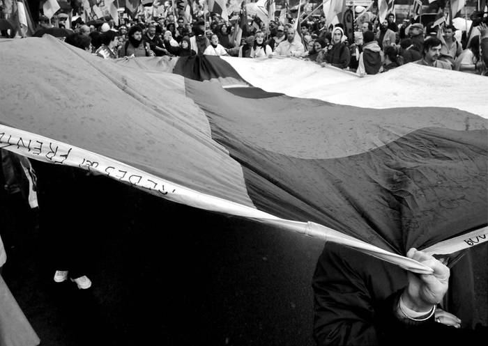 En Bvar. Artigas y Bvar. España, frente al viejo domicilio de Seregni, comienza a desplegarse la bandera del Frente Amplio que ayer alcanzó mil metros y fue transportada por cientos de militantes hasta 18 y Vázquez.  · Foto: Ricardo Antúnez