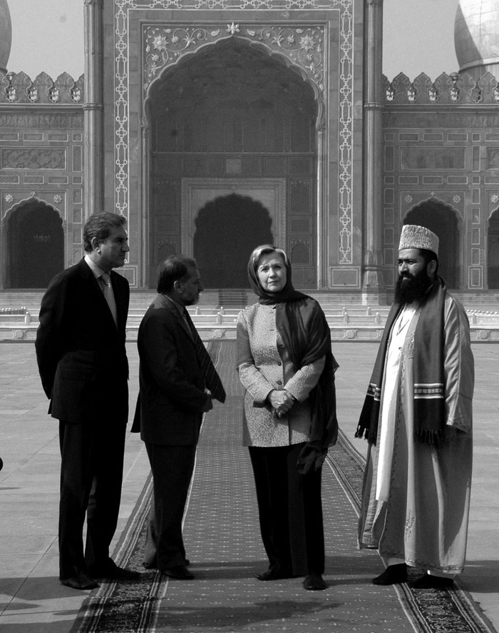 Hillary Clinton, junto al ministro de Asuntos Exteriores paquistaní, Shah Mehmud Qureshi (i), durante la visita que realizó a la mezquita de Badshahi, en Lahore, el jueves. 
 · Foto: gobierno de pakistan 
