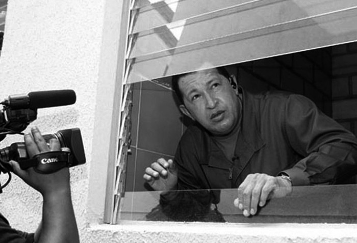 Hugo Chávez saluda desde una vivienda durante la emisión número 343 de su programa dominical de radio y televisión, "Aló, Presidente", en Caracas, el domingo. · Foto: Miraflores, s/d de autor Hugo Chávez saluda desde una vivienda durante la emisión número 343 de su programa dominical de radio y televisión, "Aló, Presidente", en Caracas, el domingo. · Foto: Miraflores, s/d de autor