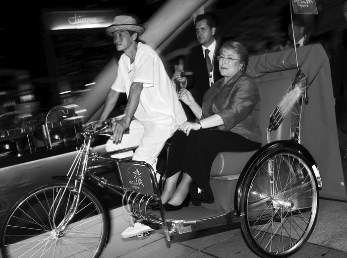 Michelle Bachelet viaja en un típico triciclo asiático de camino a uno de los eventos organizados en el marco de la reunión de líderes de APEC, en Singapur, el viernes.  · Foto: how hwee young