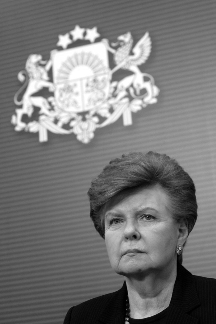 La ex jefa de Estado letona Vaira Vike-Freiberga asiste a una conferencia de prensa tras su reunión con el Primer Ministro letón, Valdis Domrovskis, en Riga, Letonia.  · Foto: Inga