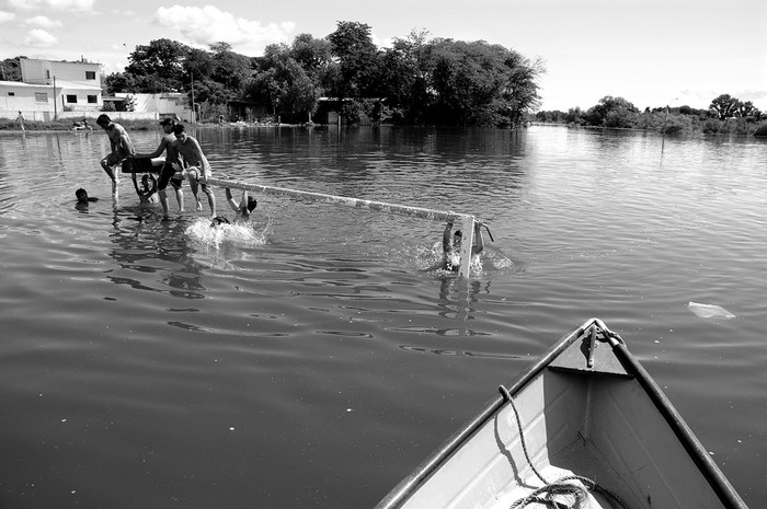 Recorrida por la Rambla de Mercedes con efectivos de Prefectura Nacional Naval, durante la anterior inundación. (archivo, noviembre de 2009) · Foto: Pablo Nogueira